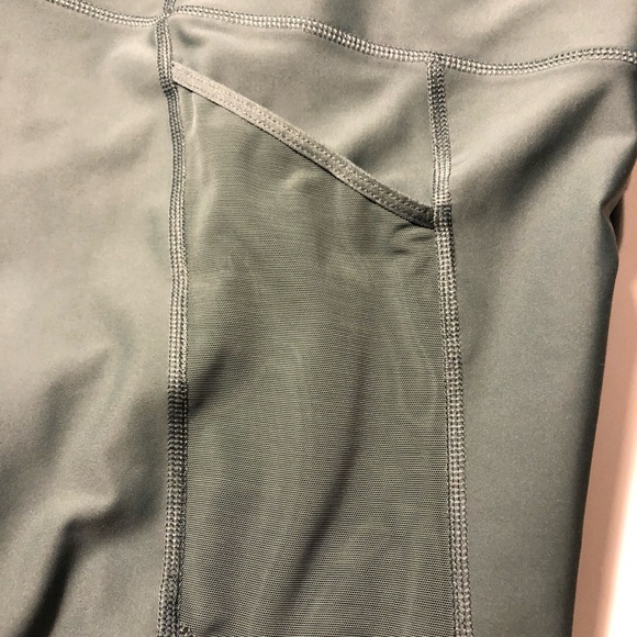 Old Navy Powersoft Crop Leggings - Picture 4 of 9